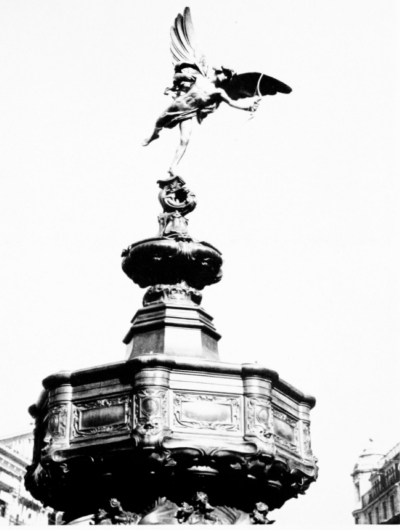 Piccadilly Circus 1962 - Shaftesbury Memorial Fountains a.jpg. Click on the picture to enlarge